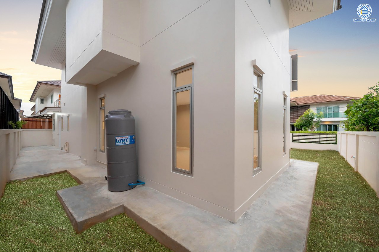 บ้านมือสองตกแต่งใหม่ โครงการ เดอะเวอรีเดียนโฮม กาญจนาภิเษก เนื้อที่กว้าง 86 ตร.ว. ฟังก์ชัน 3 ห้องนอน 3 ห้องน้ำ 1 ห้องอเนกประสงค์ 1 ห้องแม่บ้าน จอดรถได้ 4 จอด บนทำเลดี เชื่อมต่อถนนรัตนาธิเบศร์ ถนนนครอินทร์ ถนนกาญจนาภิเษก ใกล้รถไฟฟ้าสายสีม่วง "สถานีตลาดบางใหญ่" และจุดขึ้นทางด่วน "ศรีรัช"...